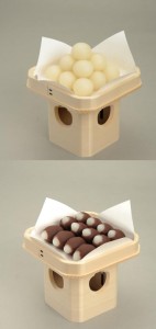 関東の月見団子（上）と関西の月見団子（下）　写真提供　虎屋